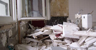 Демонтаж хрущевки в Кизилюрте - удаление старых полов и стен по выгодной цене от 1796 рублей.