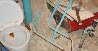 Профессиональный демонтаж перегородки ванной и туалета в Кизилюрте - от 581 рублей